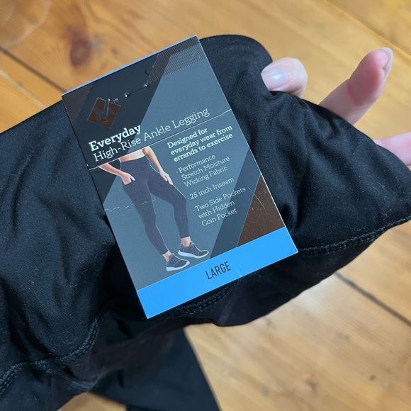 Sleek Black Women's Leggings - Picture 4 of 4